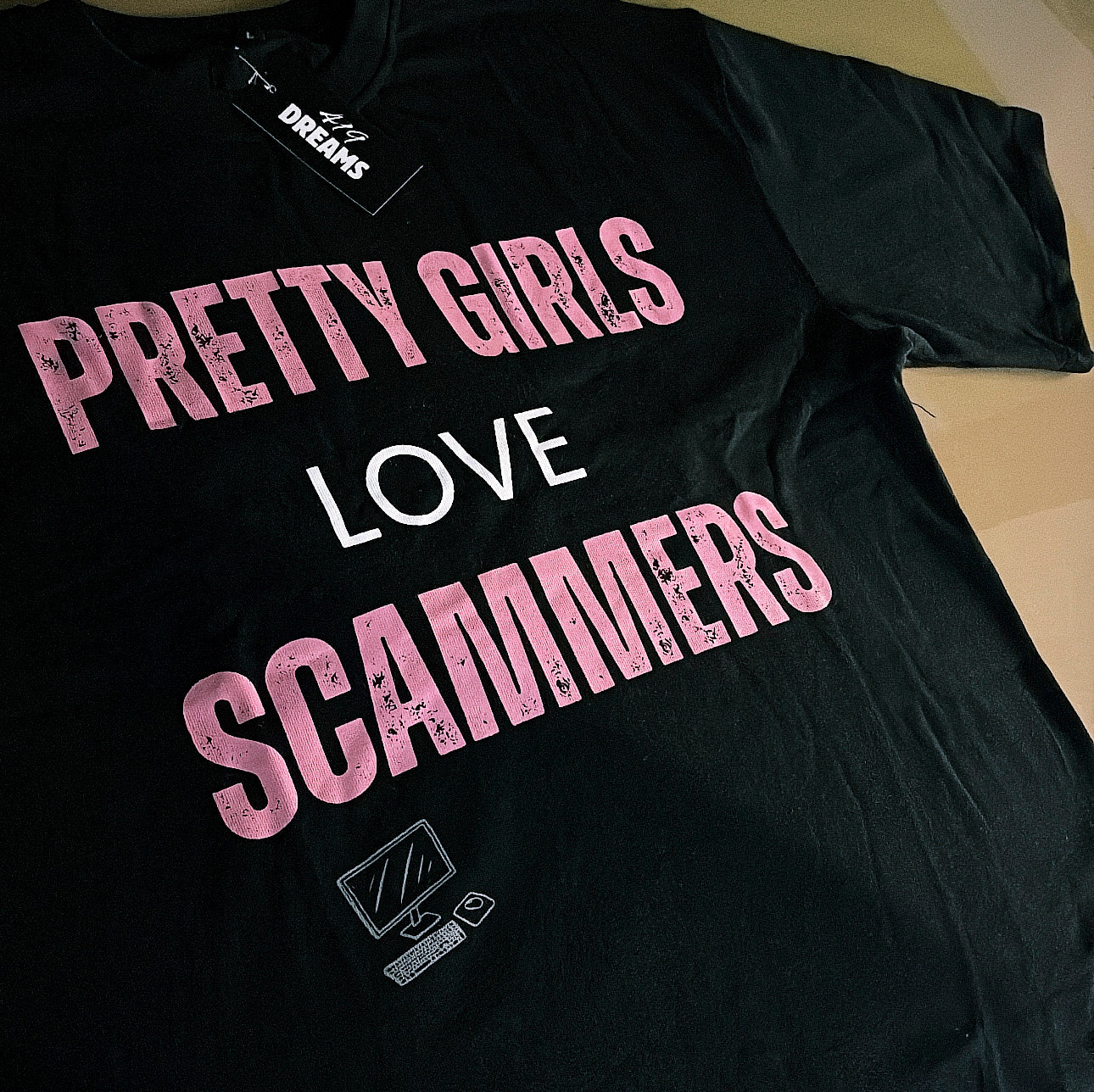 Pretty girls love scammers