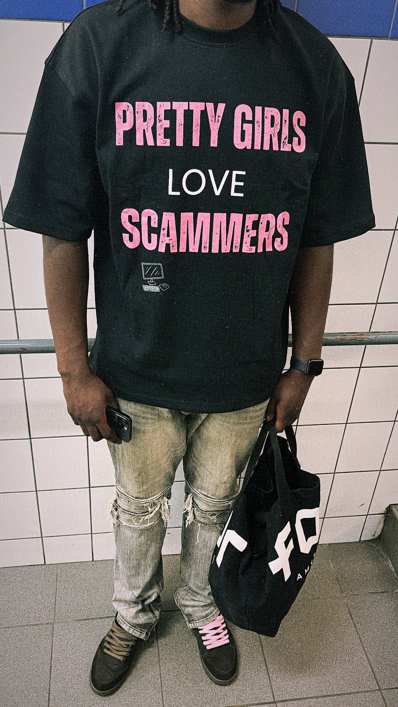 Pretty girls love scammers