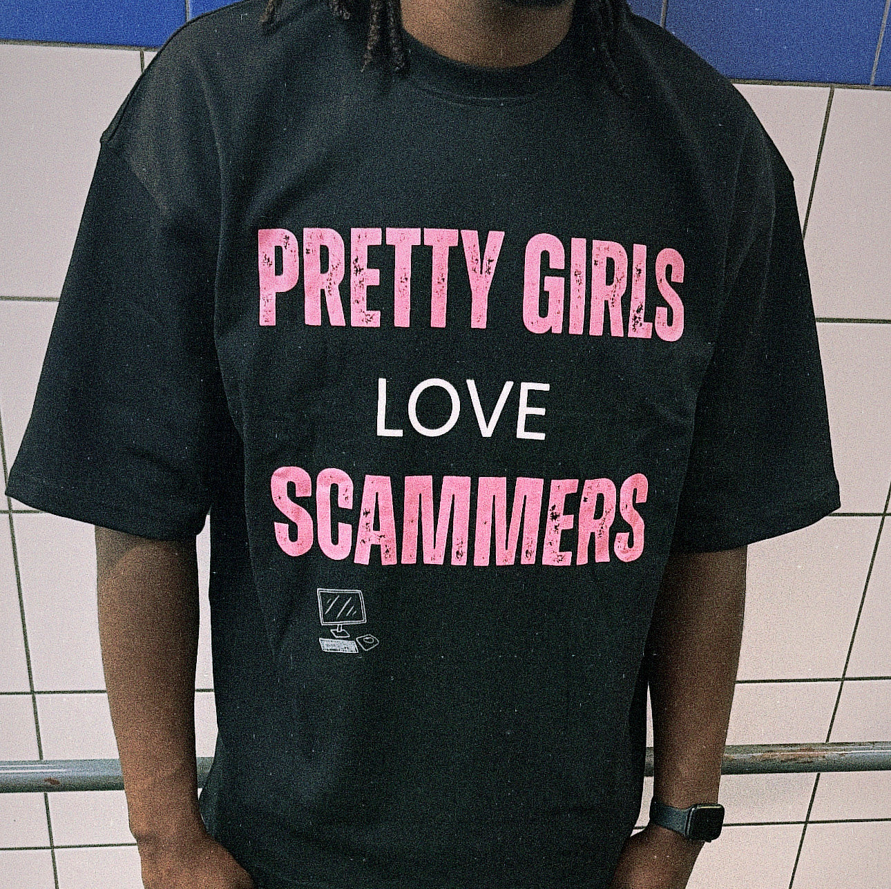 Pretty girls love scammers
