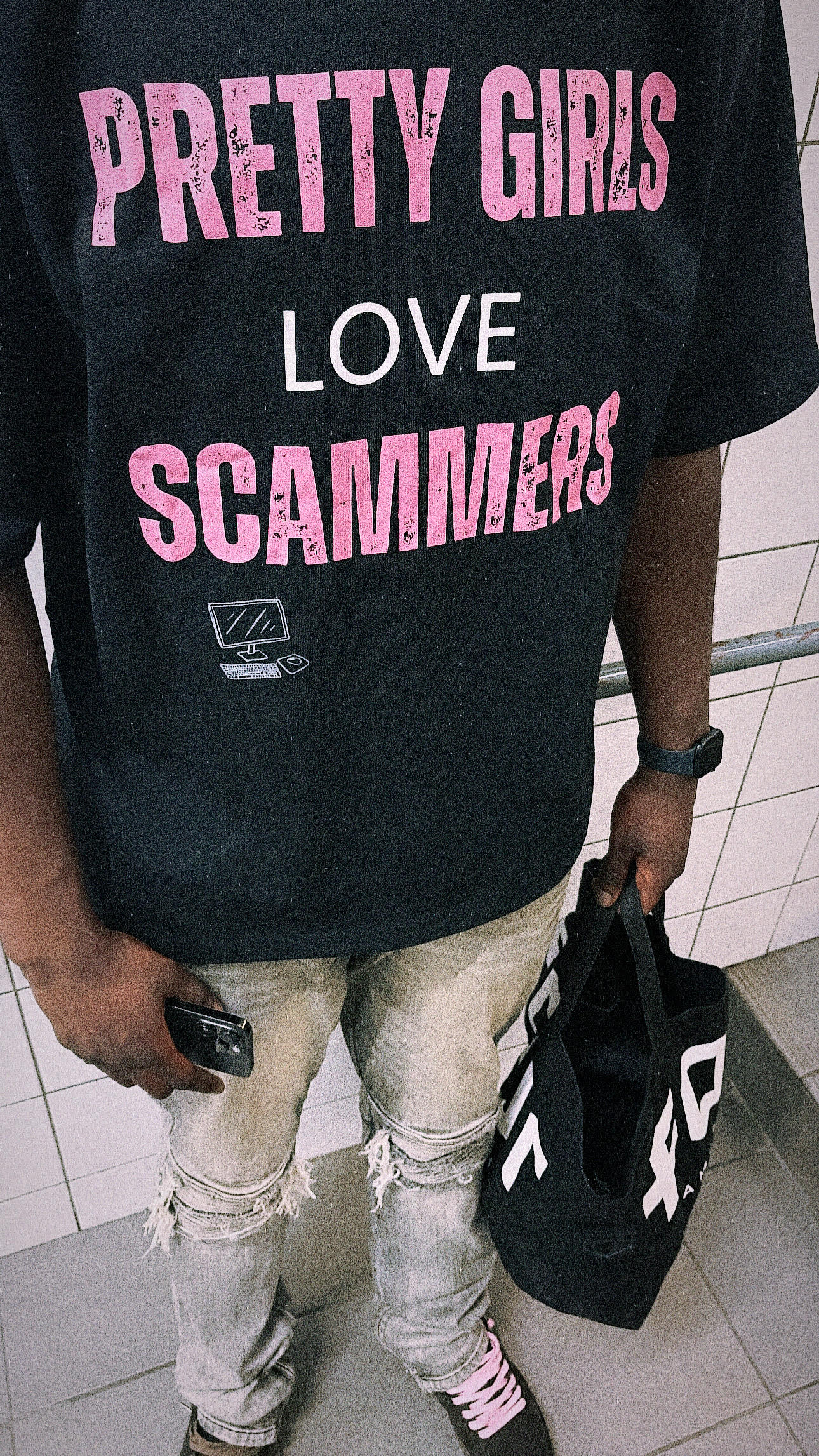 Pretty girls love scammers